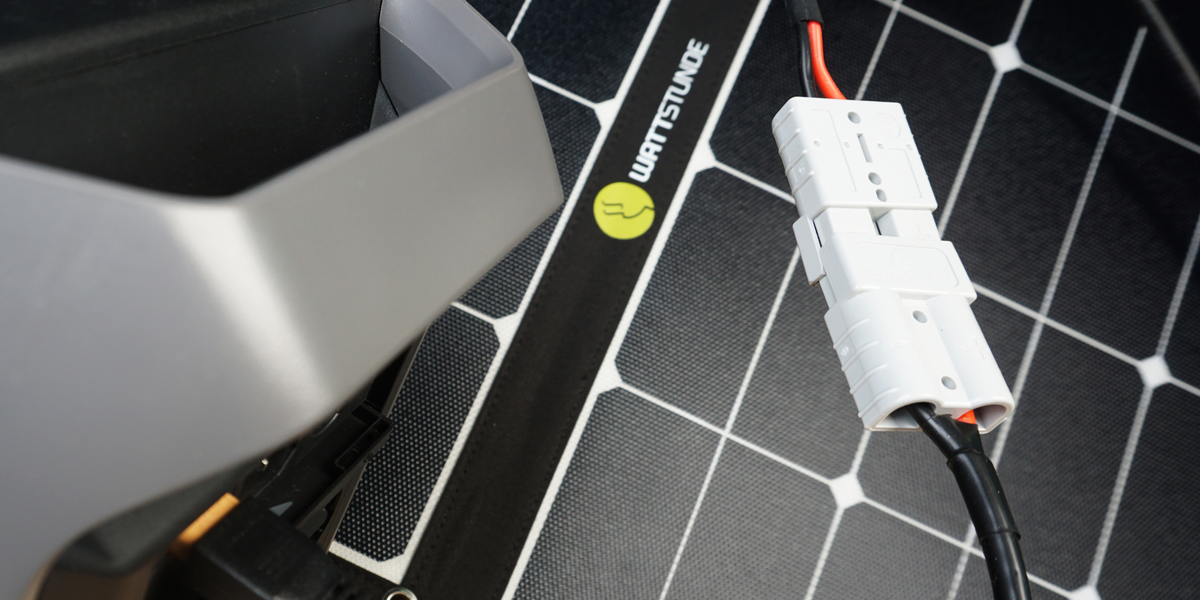 Close Up: Ein Adapter verbindet eine Powerstation und mit der Solartasche.