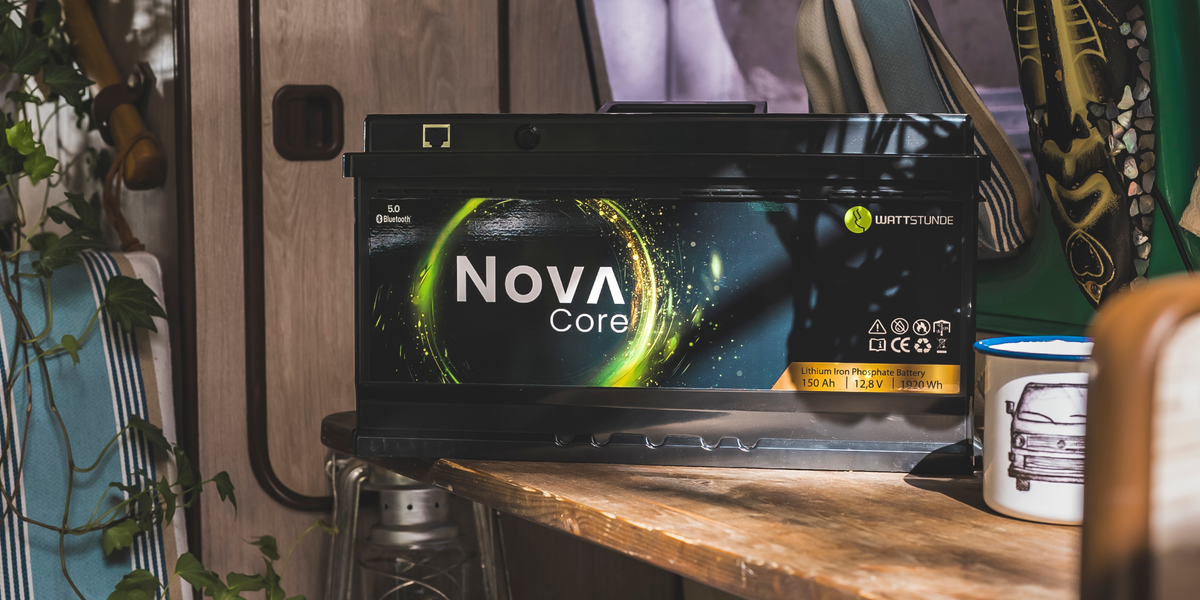 In einem Camper steht die NOVA Core Batterie von WATTSTUNDE.