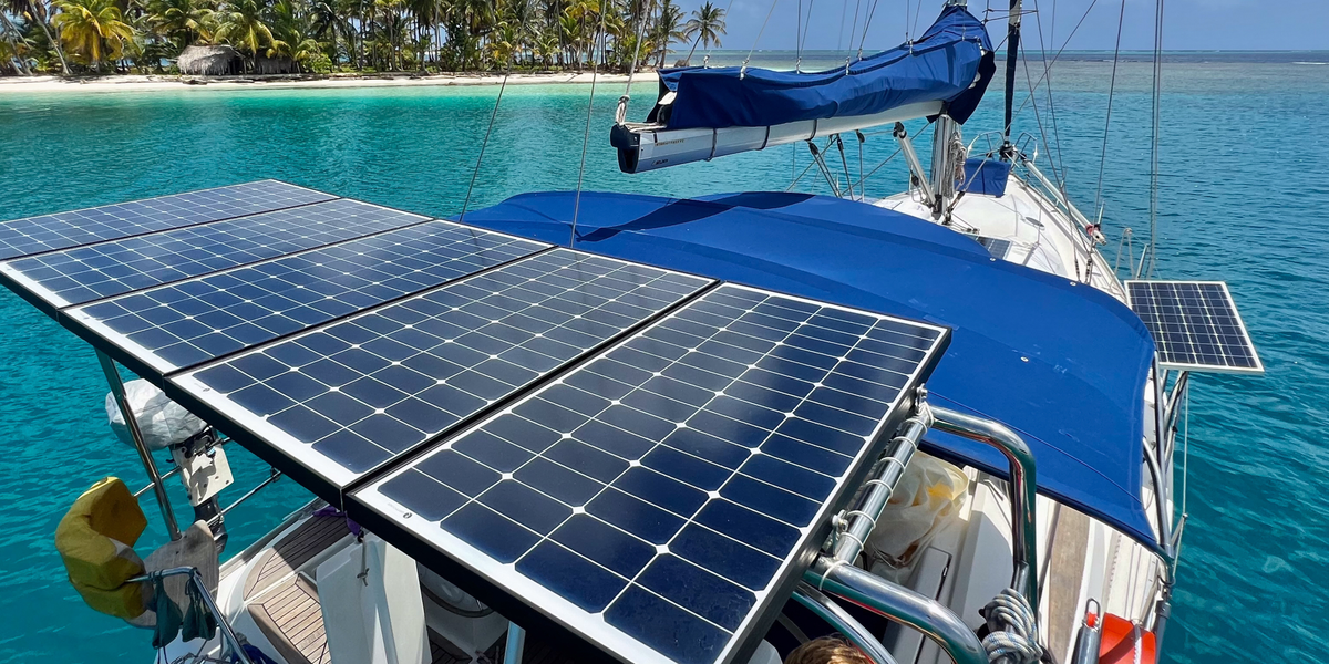 Ein Boot vollständig mit einer Solaranlage ausgestattet. Darunter Sensoren, die Tankanzeige und Temperaturen steuern bzw. messen.